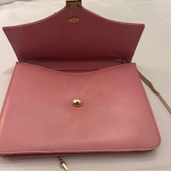 Vintage Pastel Pink Purse With Flower Gold Chain And Magnetic Clasp - Picture 6 of 7